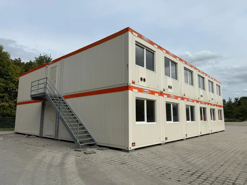 Containermontage in Gundremmingen – zweigeschossige Bürocontainer-Anlage mit Außentreppe – WOHLFEIL