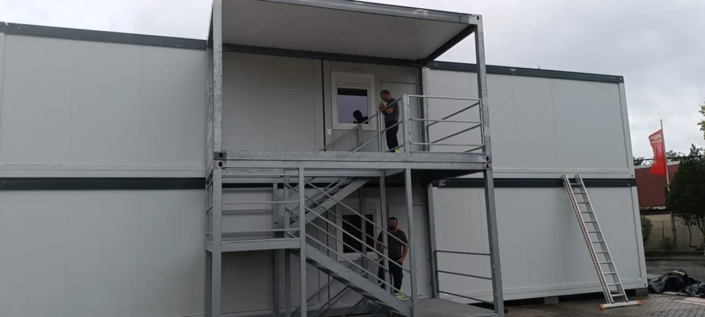 Containermontage in Hamburg – zweigeschossige Raumcontainer-Anlage – WOHLFEIL