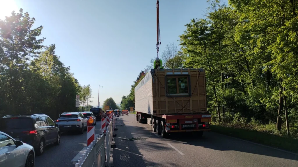 Modulmontage in Bremen – Antransport und Kranhub eines Raummoduls – WOHLFEIL